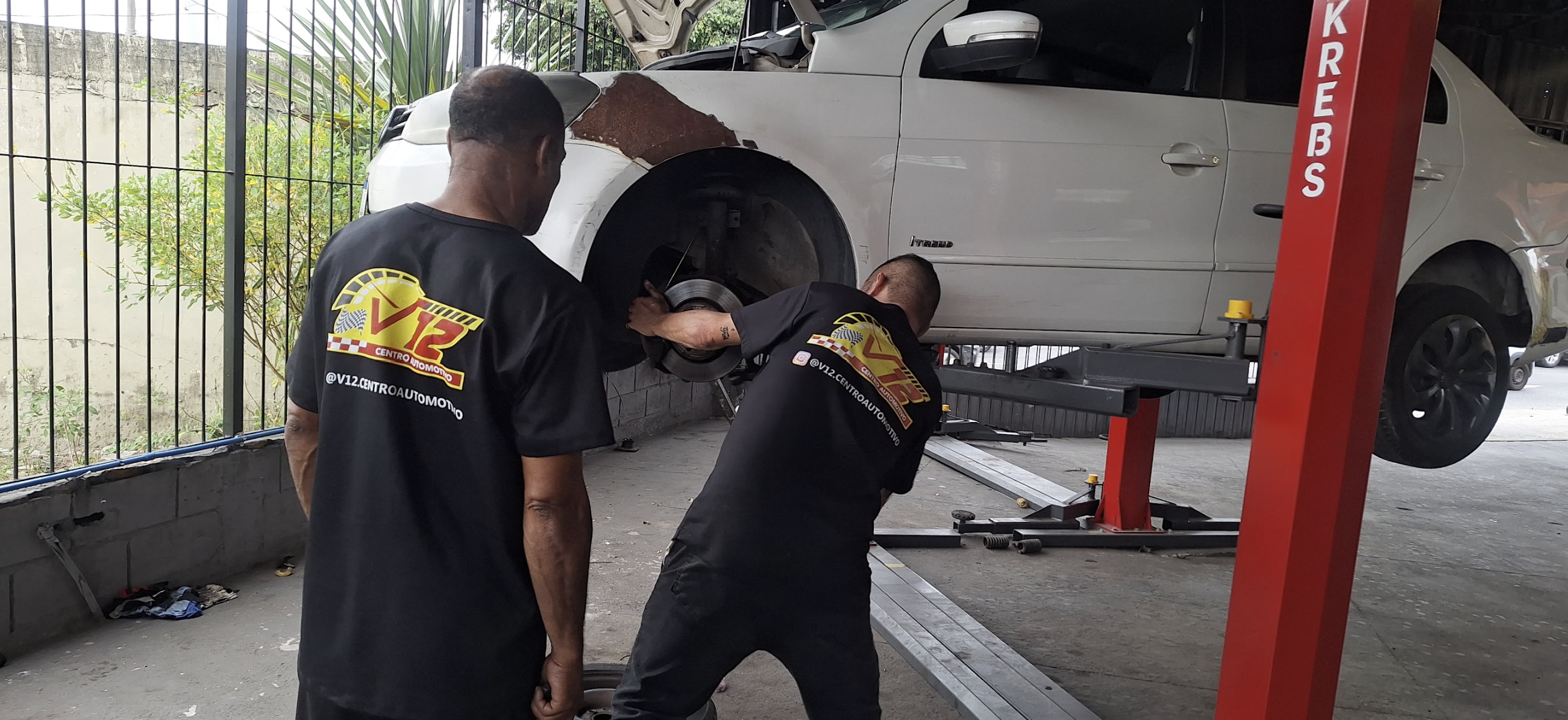 Equipe de mecânicos trabalhando